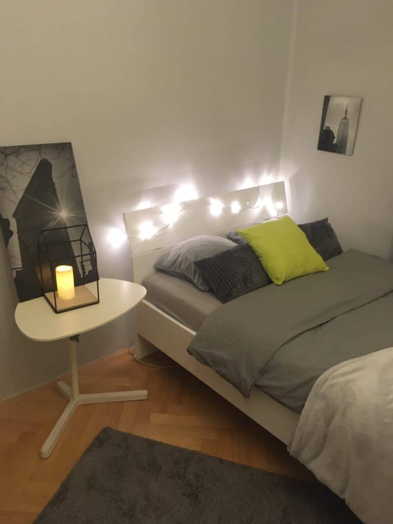 bielo siva izba v minimalistickom style s basvietenim