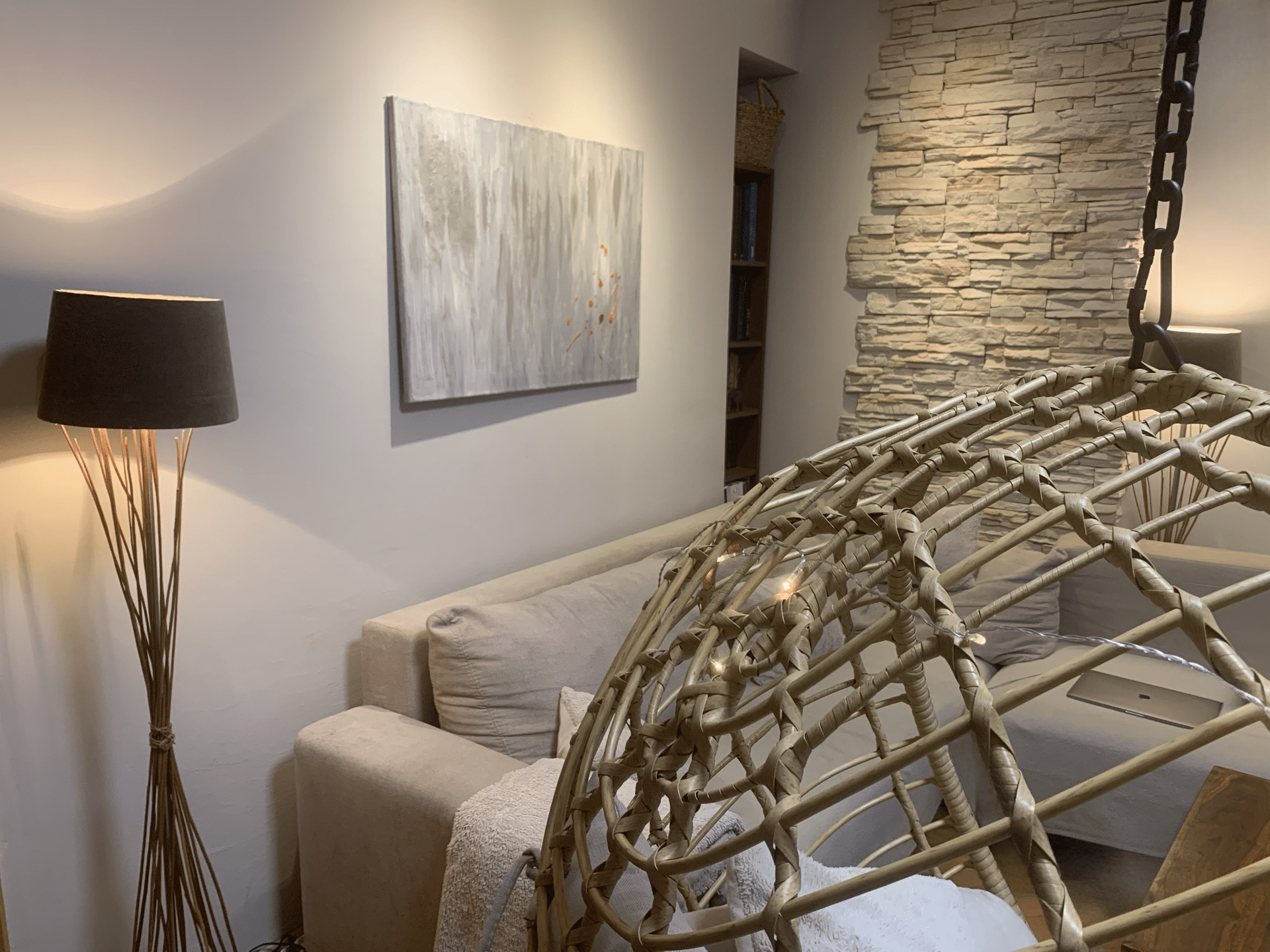 sive steny obyvacky so zavesnym kreslom