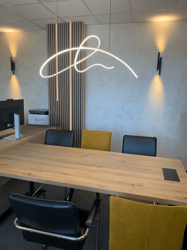 stylova riaditelna s nasvietenym lamelovym stlpom a betonovou stukou