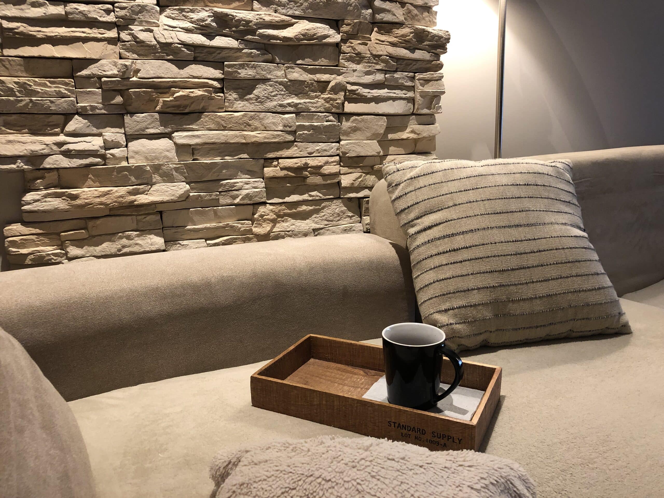 hygge pri kamennej stene