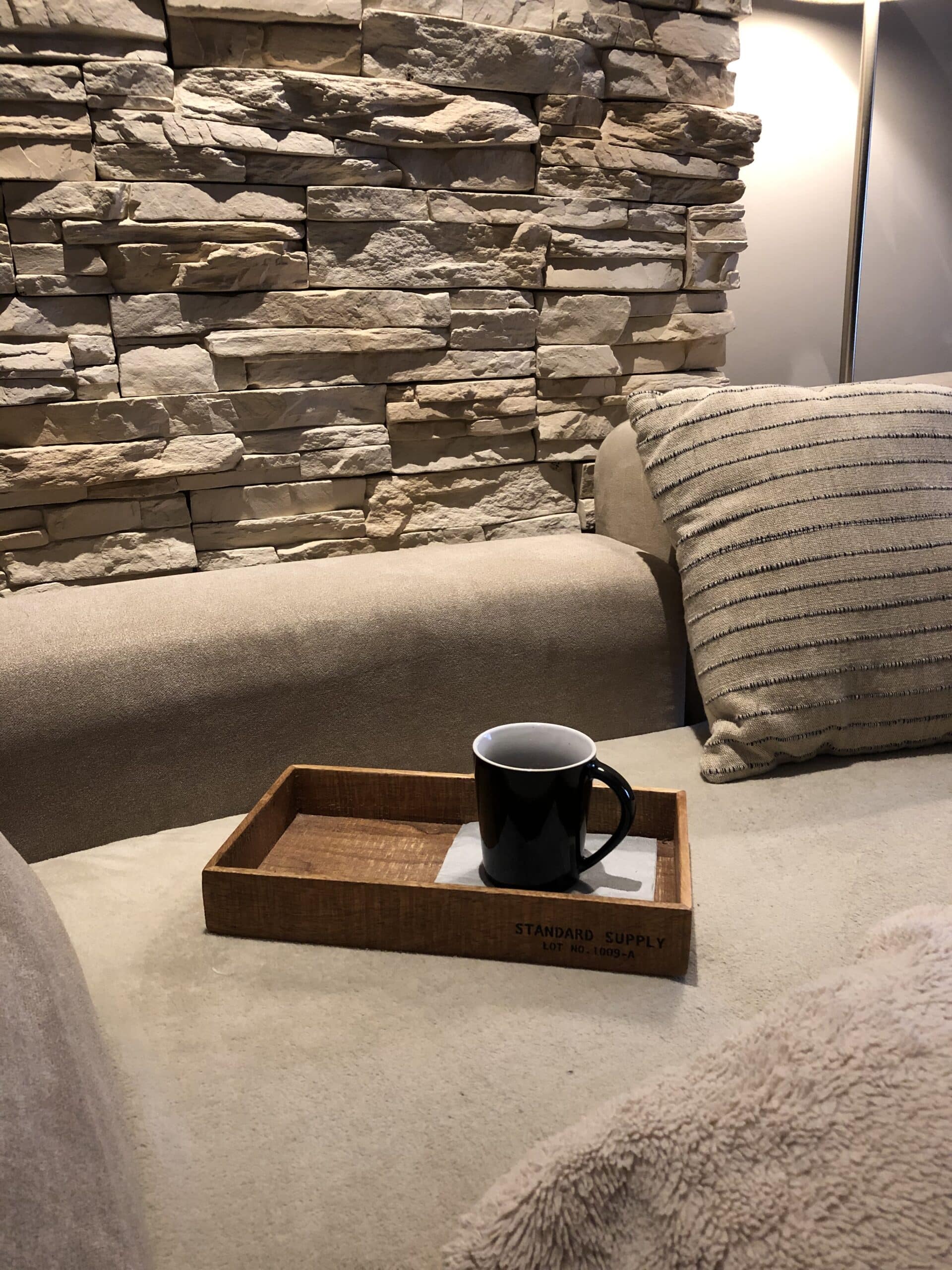 hygge pri kamennej stene