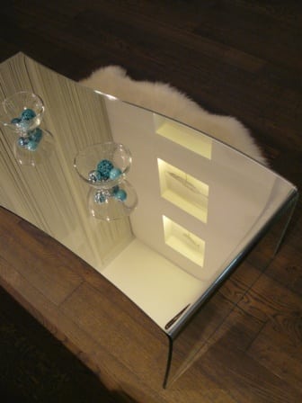zrkadlovy stol v tvare vlny s bielou kozusinou